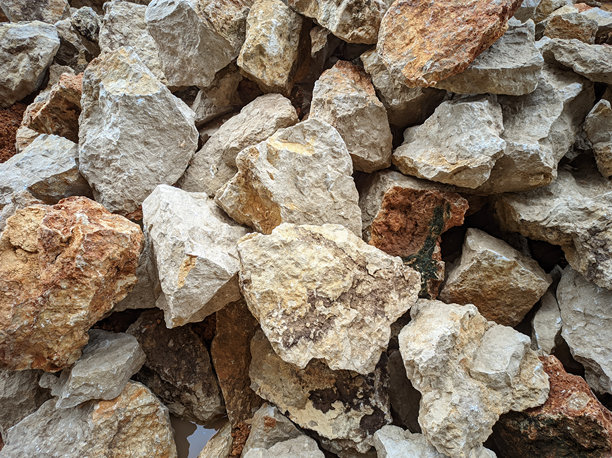 石头碎片的照片、石堆、建筑基础石材图片下载