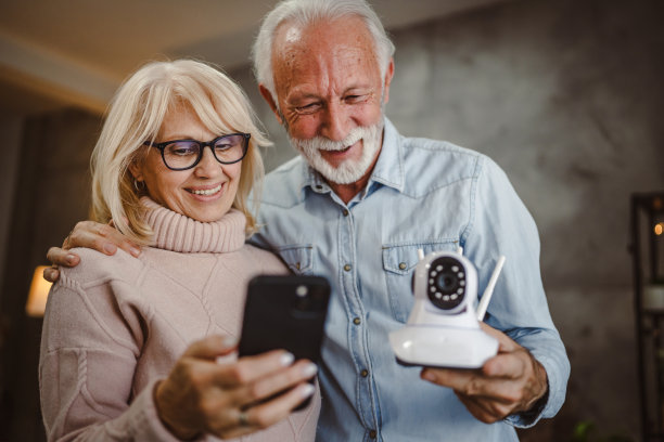 情侣在家中通过手机连接闭路电视监控摄像头图片下载