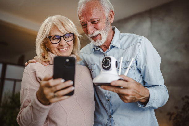 情侣在家中通过手机连接闭路电视监控摄像头图片下载