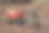 橙色挖掘机玩具从侧面视角在户外土壤上挖掘。挖掘机模型的照片，建筑概念。图片下载