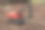 橙色挖掘机玩具从侧面视角在户外土壤上挖掘。挖掘机模型的照片，建筑概念。图片下载