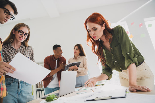 年轻人团队建设的照片，营销策略初创公司，舒适的初创办公室阁楼室内环境图片下载