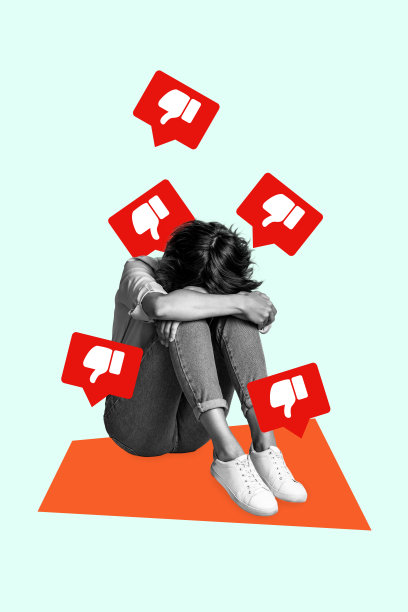 垂直照片拼贴，悲伤的年轻女孩坐在地板上哭泣，因网络仇恨、差评和欺凌而感到孤立，背景为淡蓝色。图片下载