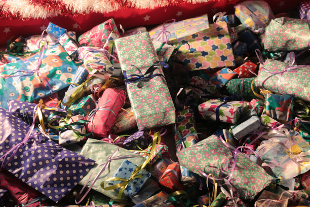 圣诞节的灯光和礼物照片图片下载