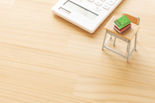 学校桌子和教科书。教育费用的图片。图片下载