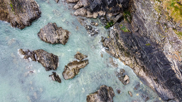 大西洋海岸线，俯视图。海景。北欧自然。凉爽的灰色海水。航拍照片。图片下载