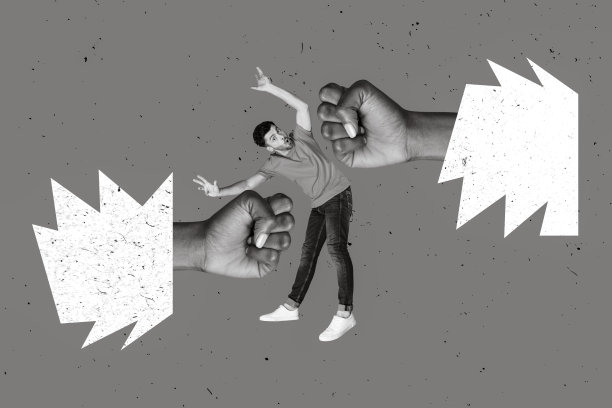 创意拼贴画，展示两只黑白拳头击打迷你人物，背景为手绘风格。图片下载