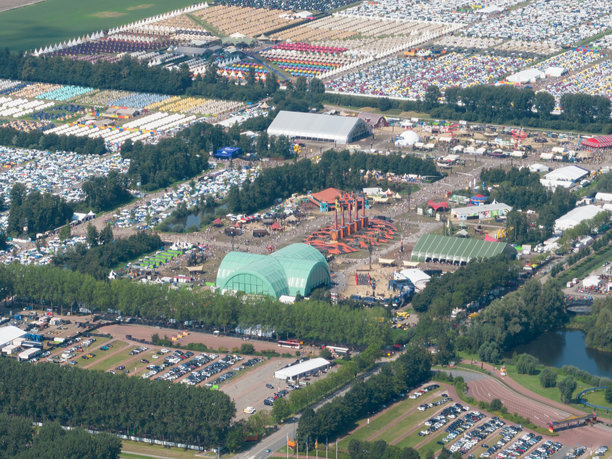 荷兰比丁赫津大型音乐节的航拍照片，包括露营地。图片下载