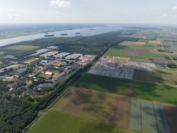 荷兰比丁赫津大型音乐节的航拍照片，包括露营地。图片下载