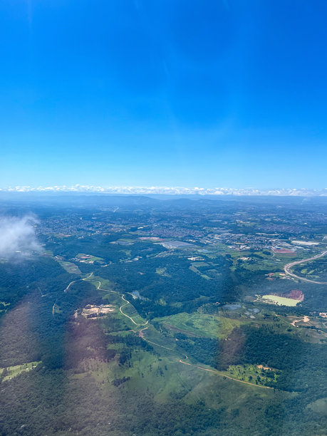 飞机窗外的鸟瞰照片图片下载
