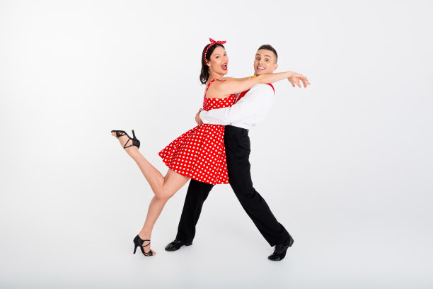 积极快乐的活力舞者情侣在白色背景下学习桑巴舞的照片图片下载