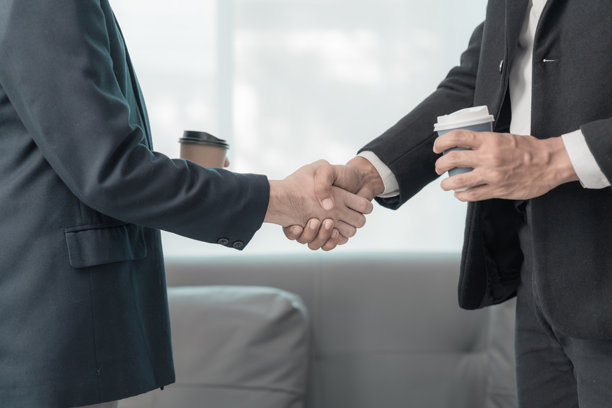 商务人士握手 会议结束，商务礼仪，合并概念 完成会议以签署协议并建立合作关系 两家公司合同特写照片图片下载