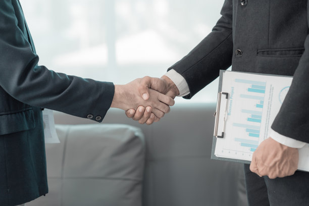 商务人士握手 会议结束，商务礼仪，合并概念 完成会议以签署协议并建立合作关系 两家公司合同特写照片图片下载