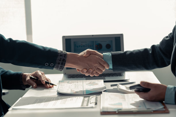 商务人士握手 会议结束，商务礼仪，合并概念 完成会议以签署协议并建立合作关系 两家公司合同特写照片图片下载