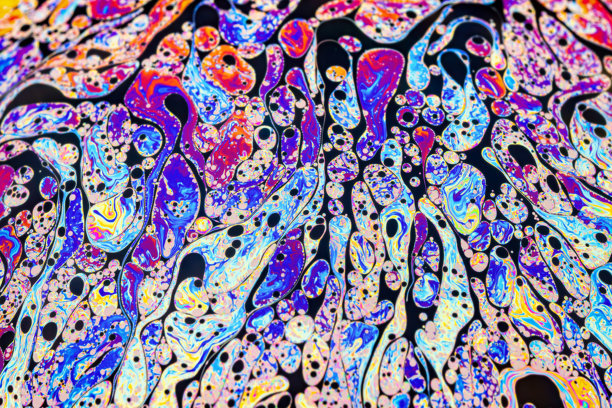 真实照片展示了肥皂泡表面上色彩斑斓的光干涉效果，伴有随机的涡旋、曲线和线条。图片下载