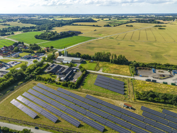 丹麦洛兰岛的尼斯特区供热和太阳能公园航拍照片图片下载