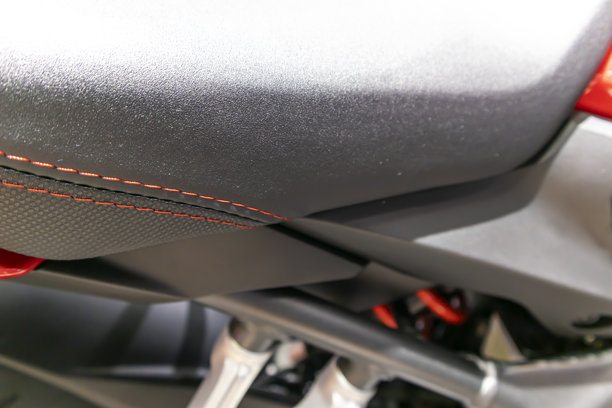 摩托车皮革的视角。特写照片。自然绒面皮革背景，带有抽象纹理。图片下载