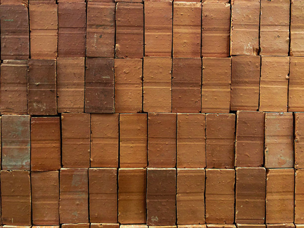 一张砖墙的照片。砖块以错落的方式排列，砖块的水平线条营造出深度和质感。图片下载