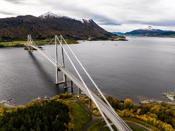 挪威Gjemnessundbrua桥的无人机照片图片下载