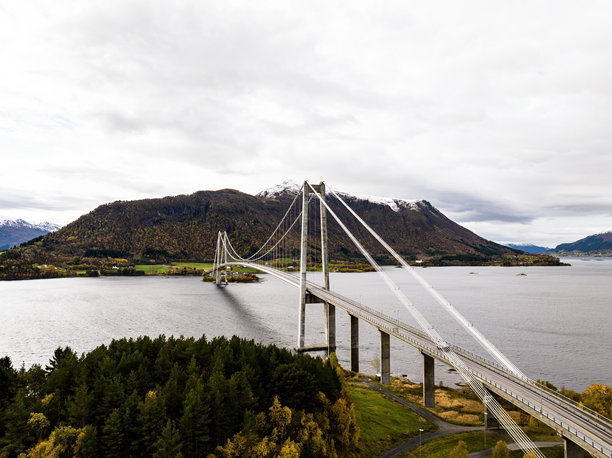 挪威Gjemnessundbrua桥的无人机照片图片下载