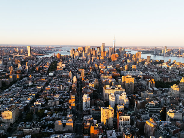 日出时分俯瞰曼哈顿市中心的航拍照片。美国纽约图片下载