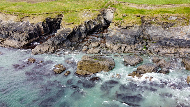航拍照片。从上方的视角。无人机视角。野生大西洋之路的风景。北欧的自然景观。大西洋的海岸悬崖。石礁和海水。图片下载