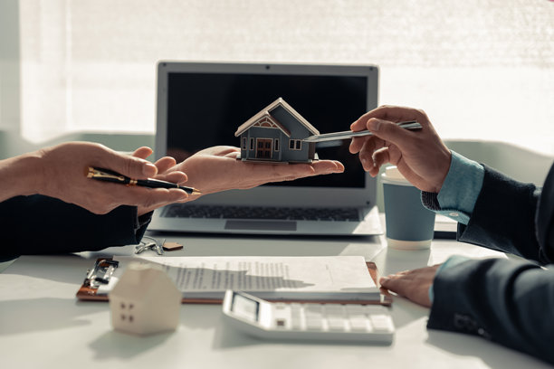 房地产经纪人在签署购买新房合同时向开发商提供价格条款的信息。特写照片。图片下载