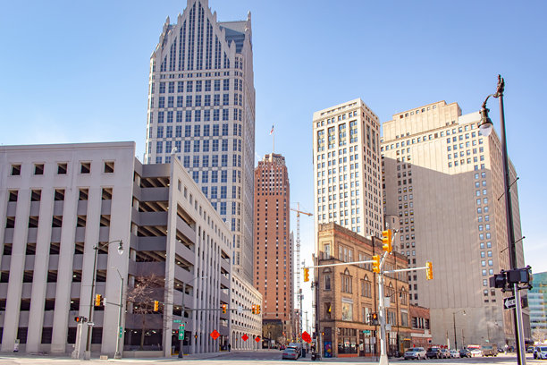 底特律市中心的建筑天际线。照片拍摄于一个阴云密布的冬日。图片下载