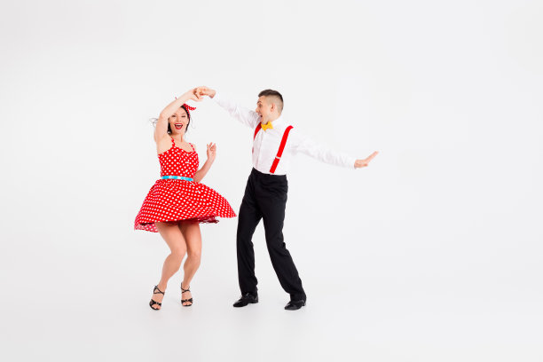 两位年轻优雅的人在白色背景上进行复古舞蹈的全身照片图片下载