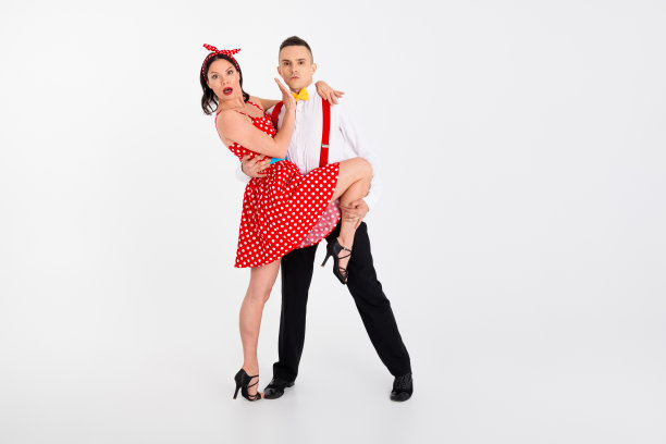 两位优雅的年轻人在白色背景下跳舞，拒绝表达情感的全身照片图片下载