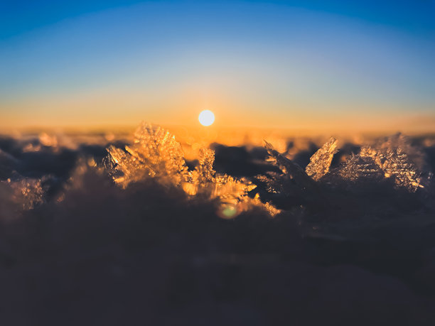 寒冷的空气和冰冻的湖面在美丽的日落景观中。美丽的冰形状和阳光。照片来自芬兰索特卡莫。图片下载