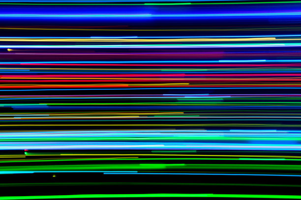 长时间曝光的照片。光绘摄影，鲜艳的电动模糊仙女灯在黑色背景下。图片下载