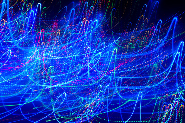 长时间曝光的照片。光绘摄影，鲜艳的电光模糊仙女灯在黑色背景下。图片下载