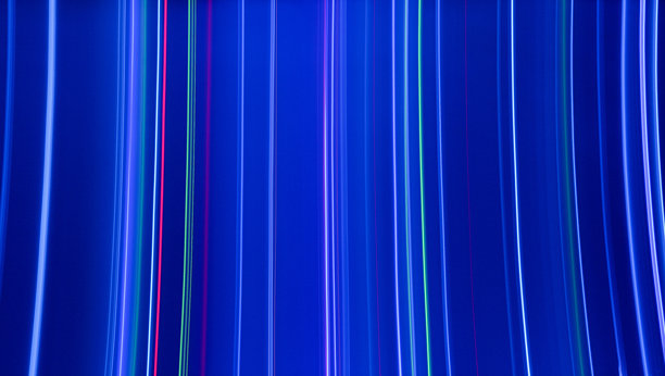 长时间曝光的照片。光绘摄影，鲜艳的电光模糊仙女灯在黑色背景下。图片下载