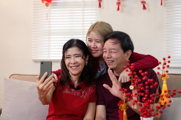 家庭在家中庆祝春节的 candid 照片，温馨的客厅，快乐的时刻，代际之间的纽带图片下载