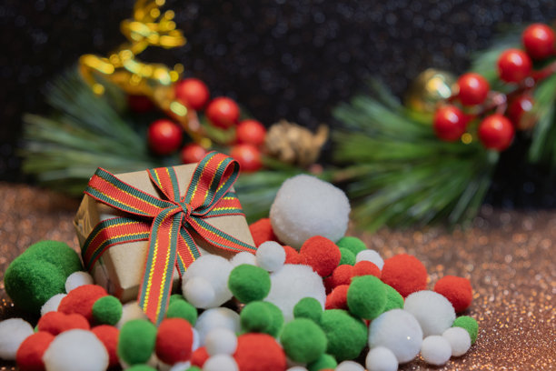 侧面照片展示了带有绿色、红色丝带和松枝的礼品盒。图片下载