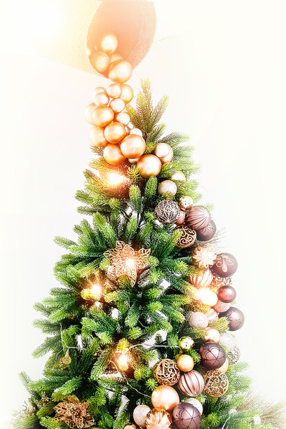 白色背景上的圣诞树装饰着玩具。竖版照片。图片下载