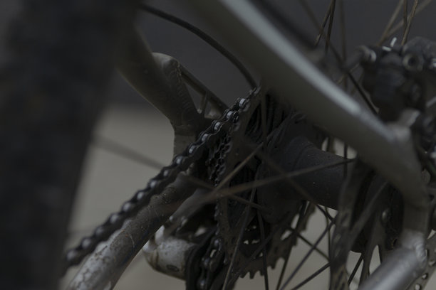 这是一个详细的特写照片，展示了轮子上的自行车链条。图片下载