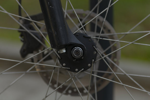 这张图片展示了一个详细的自行车轮胎特写，配有碟刹。图片下载