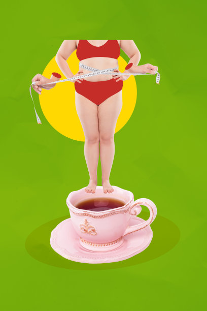 垂直照片拼贴，匿名女孩手持测量卷尺和草药茶杯，隔离在涂鸦背景上，旨在减肥排毒。图片下载