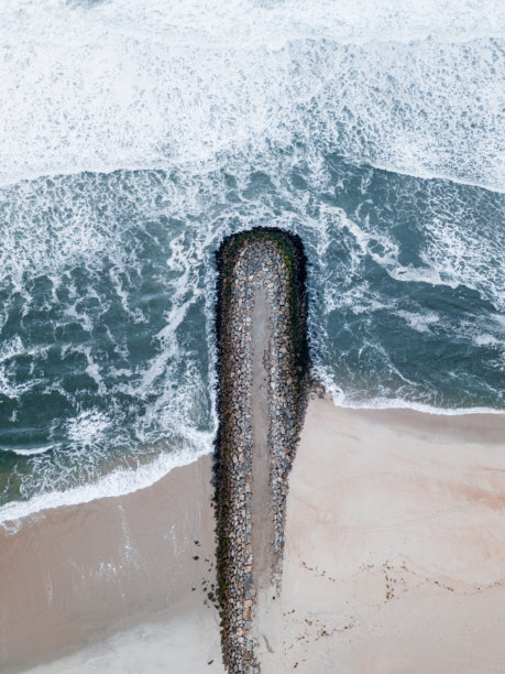 海洋海岸岩石的鸟瞰图，俯视无人机照片图片下载