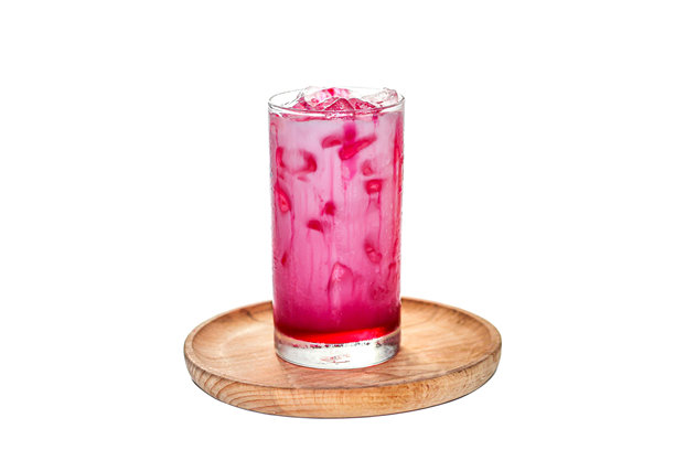 粉色冰奶在木托盘上，背景为白色，孤立照片概念。图片下载