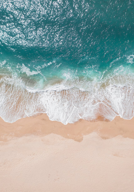 空旷海滩的俯视图，夏季无人机照片图片下载