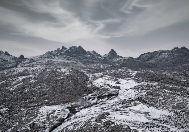 雪山的鸟瞰图，俯视无人机照片图片下载
