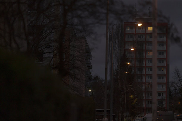 模糊的夜晚城市街道照片，背景有一栋建筑图片下载