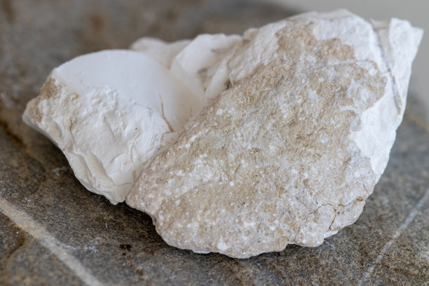 硼矿，原始白色岩石。特写宏观照片。图片下载