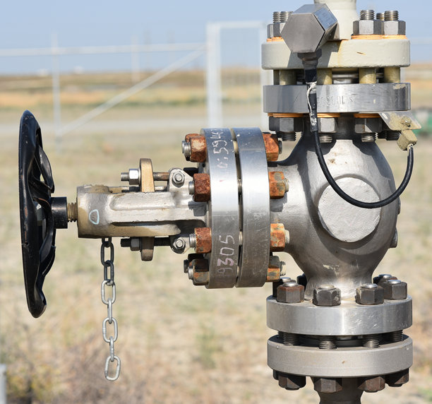 天然气管道上的液压阀，特写照片图片下载