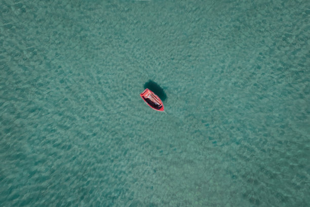 海面上船只的鸟瞰图，俯视无人机照片图片下载