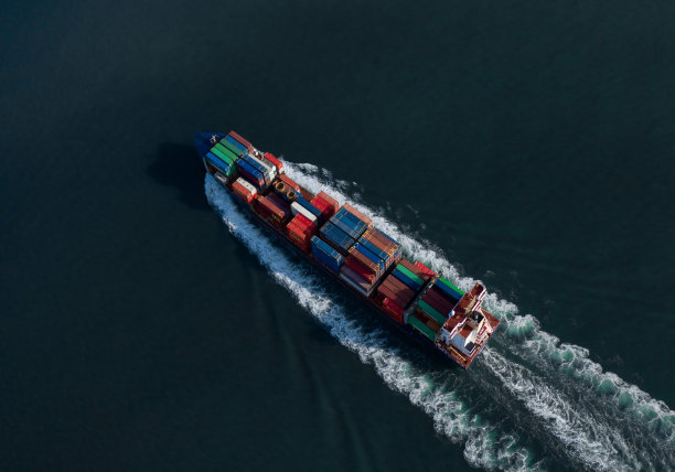 海洋中货船的鸟瞰图，俯视无人机照片图片下载