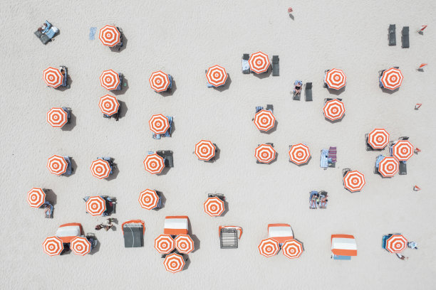 鸟瞰图，俯视彩色伞的海滩无人机照片图片下载